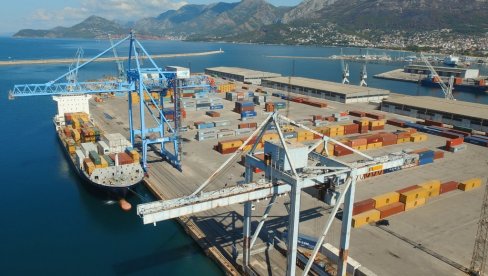 OLOVO UGROŽAVA LUČKE RADNIKE: Sistematskim pregledom otkriveno trovanje 50 zaposlenih u Port of Adrija OLOVO UGROŽAVA LUČKE RADNIKE: Sistematskim pregledom otkriveno trovanje 50 zaposlenih u Port of Adrija