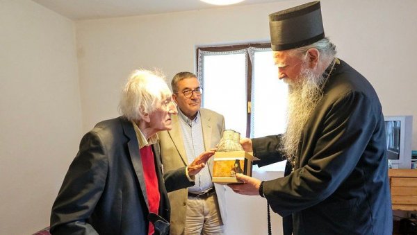 ОРДЕН БРАНИТЕЉУ ЊЕГОШЕВОГ ЗАВЕТА: Митрополит Јоаникије уручио одликовање Светог Петра Цетињског Комнену Бећировићу ОРДЕН БРАНИТЕЉУ ЊЕГОШЕВОГ ЗАВЕТА: Митрополит Јоаникије уручио одликовање Светог Петра Цетињског Комнену Бећировићу