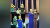ПОДРШКА НА СЦЕНИ: Снежани Ђуришић се придружиле колеге на другом концерту (ФОТО) ПОДРШКА НА СЦЕНИ: Снежани Ђуришић се придружиле колеге на другом концерту (ФОТО)