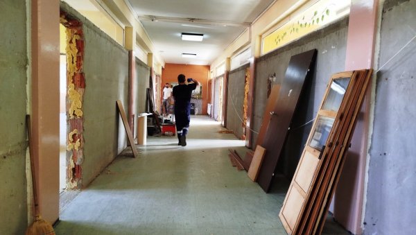 РЕКОНСТРУКЦИЈА ГИМНАЗИЈЕ У ПАРАЋИНУ: Држава обнавља од пода до плафона РЕКОНСТРУКЦИЈА ГИМНАЗИЈЕ У ПАРАЋИНУ: Држава обнавља од пода до плафона