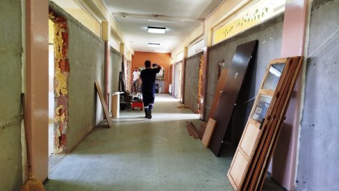 REKONSTRUKCIJA GIMNAZIJE U PARAĆINU: Država obnavlja od poda do plafona REKONSTRUKCIJA GIMNAZIJE U PARAĆINU: Država obnavlja od poda do plafona
