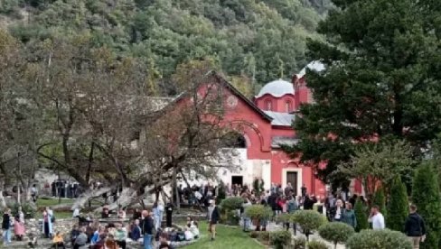 SVETINJA PRIGRLILA SVOJ NAROD: Vernici na hramovnoj slavi Pokrova Presvete Bogorodice u Pećkoj patrijaršiji SVETINJA PRIGRLILA SVOJ NAROD: Vernici na hramovnoj slavi Pokrova Presvete Bogorodice u Pećkoj patrijaršiji