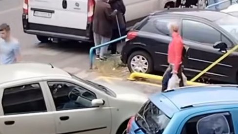 KOMBI BLOKIRAO I SLEPOG PROLAZNIKA: Bahatom parkiranju u Vojvode Stepe nema leka, ugroženi svi pešaci KOMBI BLOKIRAO I SLEPOG PROLAZNIKA: Bahatom parkiranju u Vojvode Stepe nema leka, ugroženi svi pešaci