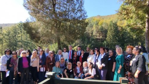 „DIPLOMATSKI DAN“ TOKOM KOLONIJE PUSTOVANJA: Paraćin bio domaćin brojnim ambasadorima i zvaničnicima (FOTO) „DIPLOMATSKI DAN“ TOKOM KOLONIJE PUSTOVANJA: Paraćin bio domaćin brojnim ambasadorima i zvaničnicima (FOTO)