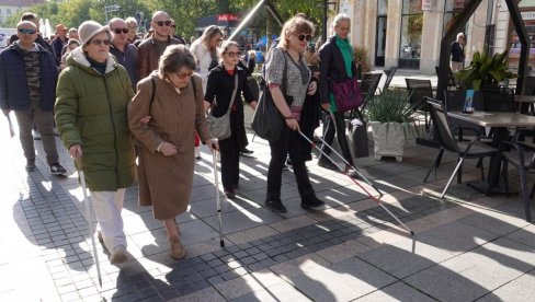 ŽIVIMO SA SLEPIM OSOBAMA, A NE PORED NJIH: U Somboru obeležen Međunarodni dan belog štapa ŽIVIMO SA SLEPIM OSOBAMA, A NE PORED NJIH: U Somboru obeležen Međunarodni dan belog štapa
