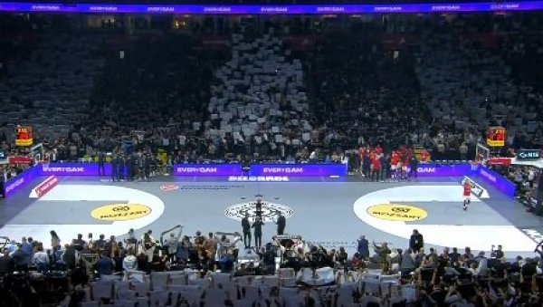 ЦЕЛА АРЕНА У ЦРНО-БЕЛОМ: Сјајна кореографија навијача Партизана пред меч са Бајерном (ВИДЕО) ЦЕЛА АРЕНА У ЦРНО-БЕЛОМ: Сјајна кореографија навијача Партизана пред меч са Бајерном (ВИДЕО)