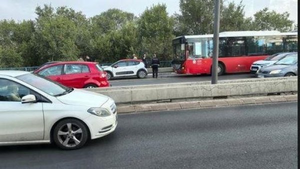 ДРАМАТИЧНЕ СЦЕНЕ НА БРАНКОВОМ МОСТУ: У тешком удесу повређено 12 особа, осморо превезено на ВМА ДРАМАТИЧНЕ СЦЕНЕ НА БРАНКОВОМ МОСТУ: У тешком удесу повређено 12 особа, осморо превезено на ВМА