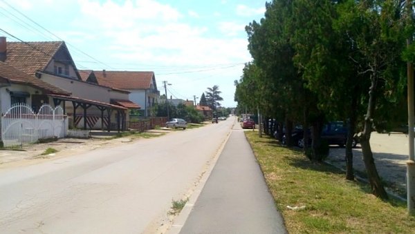 ОБНОВА ШЕСТЕ ЛИЧКЕ: Граде се нови коловоз и тротоари ОБНОВА ШЕСТЕ ЛИЧКЕ: Граде се нови коловоз и тротоари