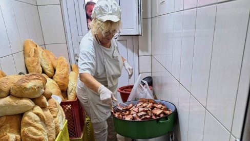 OBELEŽEN SVETSKI DAN HRANE: Bogatiji obrok za korisnike Narodne kuhinje u Paraćinu (FOTO) OBELEŽEN SVETSKI DAN HRANE: Bogatiji obrok za korisnike Narodne kuhinje u Paraćinu (FOTO)