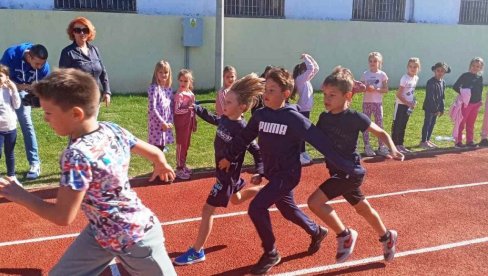 „ТРКА ЗА СРЕЋНИЈЕ ДЕТИЊСТВО“: У Параћину школарци на новој атлетској стази (ФОТО) „ТРКА ЗА СРЕЋНИЈЕ ДЕТИЊСТВО“: У Параћину школарци на новој атлетској стази (ФОТО)