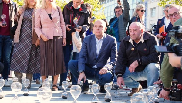ВРЕМЕ ЦУРИ ЗА ВИШЕ ОД 2.000 ЉУДИ: Почела нова кампања за промовисање донорства у Србији ВРЕМЕ ЦУРИ ЗА ВИШЕ ОД 2.000 ЉУДИ: Почела нова кампања за промовисање донорства у Србији