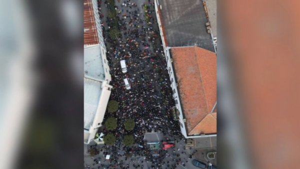 ДЕБАКЛ ОПОЗИЦИЈЕ У ДВЕ СЛИКЕ: Најавили “свеопшти народни устанак”, скупили 680 људи из целе Србије! ДЕБАКЛ ОПОЗИЦИЈЕ У ДВЕ СЛИКЕ: Најавили “свеопшти народни устанак”, скупили 680 људи из целе Србије!
