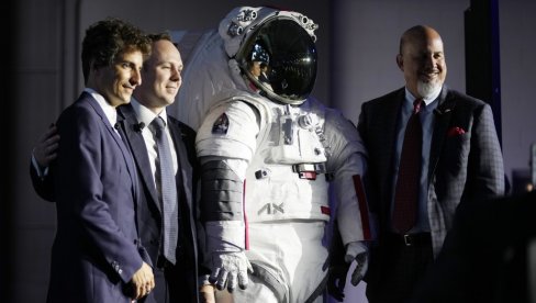 VISOKA MODA NE POZNAJE GRANICE IDE NA MESEC: Prada predstavila odelo u kome će astronauti putovati na zemljin satelit (FOTO) VISOKA MODA NE POZNAJE GRANICE IDE NA MESEC: Prada predstavila odelo u kome će astronauti putovati na zemljin satelit (FOTO)