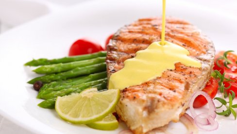 RECEPT ZA ZDRAV RUČAK: Losos u sosu od šafrana RECEPT ZA ZDRAV RUČAK: Losos u sosu od šafrana