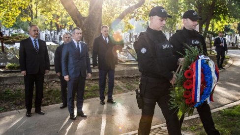 BIA OBELEŽAVA 125 GODINA OD OSNIVANJA OZNA: Orlić u pratnji visokih rukovodilaca Agencije položio vence (FOTO) BIA OBELEŽAVA 125 GODINA OD OSNIVANJA OZNA: Orlić u pratnji visokih rukovodilaca Agencije položio vence (FOTO)