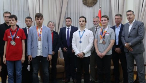 IZUZETNO SMO PONOSNI NA VAS: Ministar Ristić uručio darove osvajačima medalja na međunarodnim takmičenjima iz informatike IZUZETNO SMO PONOSNI NA VAS: Ministar Ristić uručio darove osvajačima medalja na međunarodnim takmičenjima iz informatike