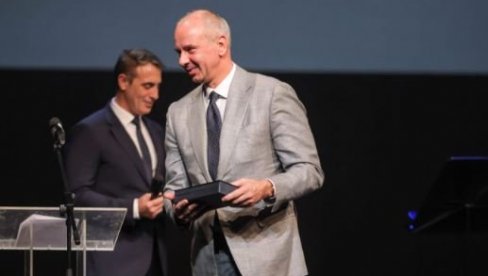 PETROVIĆ NAJVEĆI DONATOR TIRŠOVE: Univerzitetska dečja klinika uručila plakete svojim dobrotvorima PETROVIĆ NAJVEĆI DONATOR TIRŠOVE: Univerzitetska dečja klinika uručila plakete svojim dobrotvorima
