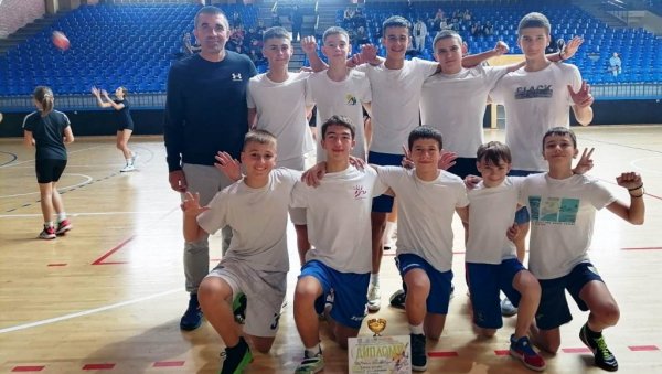 БЛИСТАЛИ ГИМНАЗИЈАЛЦИ И ОШ „МОМЧИЛО ПОПОВИЋ“: У Параћину одржано такмичење у кошарци (ФОТО) БЛИСТАЛИ ГИМНАЗИЈАЛЦИ И ОШ „МОМЧИЛО ПОПОВИЋ“: У Параћину одржано такмичење у кошарци (ФОТО)
