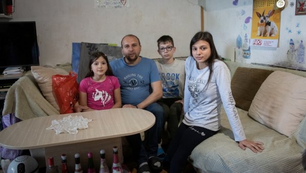 ЗАДИРКУЈУ МЕ У ШКОЛИ И КАЖУ - КУПИ НОГУ НА КИОСКУ: Потресна судбина Виктора Стевановића (13), оца Горана и тешко покретне сестре Андреје ЗАДИРКУЈУ МЕ У ШКОЛИ И КАЖУ - КУПИ НОГУ НА КИОСКУ: Потресна судбина Виктора Стевановића (13), оца Горана и тешко покретне сестре Андреје