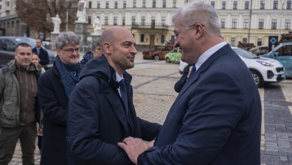 ФРАНЦУСКИ МИНИСТАР СПОЉНИХ ПОСЛОВА У КИЈЕВУ: Разговараће и о киднапованој украјинској деци (ФОТО) ФРАНЦУСКИ МИНИСТАР СПОЉНИХ ПОСЛОВА У КИЈЕВУ: Разговараће и о киднапованој украјинској деци (ФОТО)