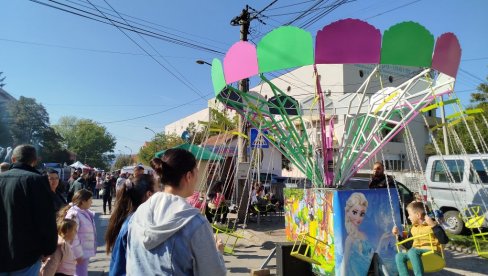 NAROD SE RAZMILEO NA SVE STRANE: Krcat vašar u Paraćinu na Svetog Tomu (FOTO) NAROD SE RAZMILEO NA SVE STRANE: Krcat vašar u Paraćinu na Svetog Tomu (FOTO)