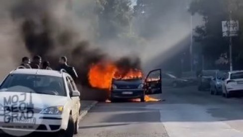 VELIKI POŽAR KOD TRŽNOG CENTRA U BEOGRADU: Vatrogasne ekipe na terenu (VIDEO) VELIKI POŽAR KOD TRŽNOG CENTRA U BEOGRADU: Vatrogasne ekipe na terenu (VIDEO)