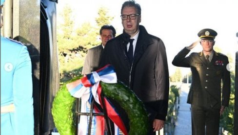NIKADA NEĆEMO ZABORAVITI HRABROST NAŠIH PREDAKA Vučić položio venac na spomenik Neznanom junaku povodom 80 godina oslobođenja grada NIKADA NEĆEMO ZABORAVITI HRABROST NAŠIH PREDAKA Vučić položio venac na spomenik Neznanom junaku povodom 80 godina oslobođenja grada