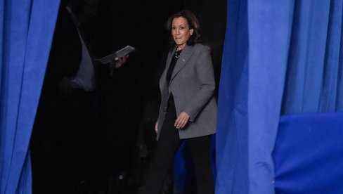 KAMALA OVO NIJE OČEKIVALA: Student prekinuo govor Harisove u znak protesta KAMALA OVO NIJE OČEKIVALA: Student prekinuo govor Harisove u znak protesta