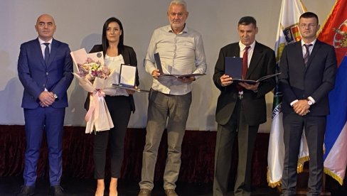 ZASLUŽNIMA URUČENE OKTOBARSKE NAGRADE: Bačka Palanka obeležila Dan opštine i Dan oslobođenja u Drugom svetskom ratu ZASLUŽNIMA URUČENE OKTOBARSKE NAGRADE: Bačka Palanka obeležila Dan opštine i Dan oslobođenja u Drugom svetskom ratu