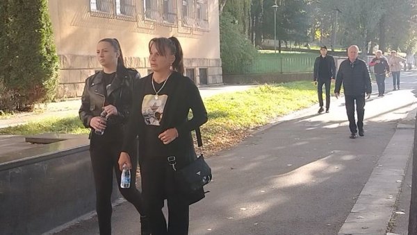 УРОШ БЛАЖИЋ ДОВЕЗЕН У СПЕЦИЈАЛНИ СУД: Наставља се суђење за масакр у Дубони и Малом Орашју - Стигли и чланови породица убијених (ВИДЕО) УРОШ БЛАЖИЋ ДОВЕЗЕН У СПЕЦИЈАЛНИ СУД: Наставља се суђење за масакр у Дубони и Малом Орашју - Стигли и чланови породица убијених (ВИДЕО)
