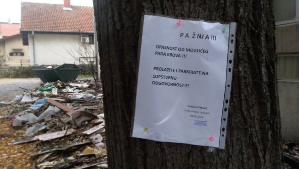 РИЗИК ЗА ПРОЛАЗНИКЕ: У пожаревачкој улици постављена упозорења због изгорелог крова РИЗИК ЗА ПРОЛАЗНИКЕ: У пожаревачкој улици постављена упозорења због изгорелог крова