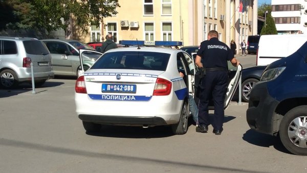 ХАПШЕЊЕ У ПОЖАРЕВЦУ: У „мерцедесу“ крио марихуану ХАПШЕЊЕ У ПОЖАРЕВЦУ: У „мерцедесу“ крио марихуану