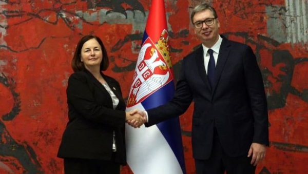 СПРЕМНОСТ СРБИЈЕ ЗА УНАПРЕЂЕЊЕ СВЕОБУХВАТНЕ САРАДЊЕ Вучић примио акредитивна писма новоизабране амбасадорке Канаде (ФОТО) СПРЕМНОСТ СРБИЈЕ ЗА УНАПРЕЂЕЊЕ СВЕОБУХВАТНЕ САРАДЊЕ Вучић примио акредитивна писма новоизабране амбасадорке Канаде (ФОТО)
