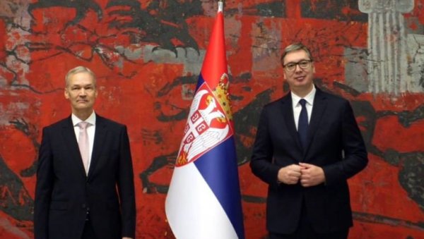 ХОЛАНДИЈА МОЖЕ ДА НАМ ПОНУДИ ДРАГОЦЕНА ИСКУСТВА Вучић примио акредитивна писма новог амбасадора Краљевине Холандије (ФОТО) ХОЛАНДИЈА МОЖЕ ДА НАМ ПОНУДИ ДРАГОЦЕНА ИСКУСТВА Вучић примио акредитивна писма новог амбасадора Краљевине Холандије (ФОТО)