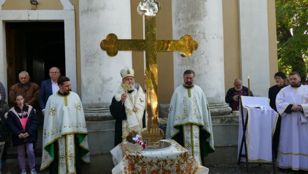 НА ЦРКВИ У МОКРИНУ САДА ПОЗЛАЋЕНИ КРСТ: Нови симбол вере даровао предузетник из Раковице НА ЦРКВИ У МОКРИНУ САДА ПОЗЛАЋЕНИ КРСТ: Нови симбол вере даровао предузетник из Раковице