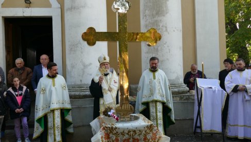 НА ЦРКВИ У МОКРИНУ САДА ПОЗЛАЋЕНИ КРСТ: Нови симбол вере даровао предузетник из Раковице НА ЦРКВИ У МОКРИНУ САДА ПОЗЛАЋЕНИ КРСТ: Нови симбол вере даровао предузетник из Раковице