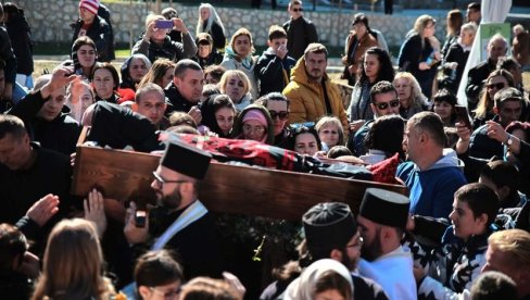 ЧЕКАЈУЋИ ЧУДО И ИСЦЕЉЕЊЕ: Хиљаде верника у манастиру Тумане - да се поклоне моштима Светог Јакова на десетогодишњицу откривања (ФОТО) ЧЕКАЈУЋИ ЧУДО И ИСЦЕЉЕЊЕ: Хиљаде верника у манастиру Тумане - да се поклоне моштима Светог Јакова на десетогодишњицу откривања (ФОТО)
