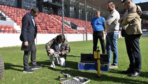 HITNA INSPEKCIJA: Generalni sekretar FSS obišao sporan teren na stadionu u Leskovcu HITNA INSPEKCIJA: Generalni sekretar FSS obišao sporan teren na stadionu u Leskovcu