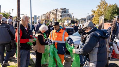OČISTILI DUNAVSKI KEJ, SLEDI BAJLONI: Žitelji Starog grada u zajedničkoj akciji sa komunalcima (FOTO) OČISTILI DUNAVSKI KEJ, SLEDI BAJLONI: Žitelji Starog grada u zajedničkoj akciji sa komunalcima (FOTO)