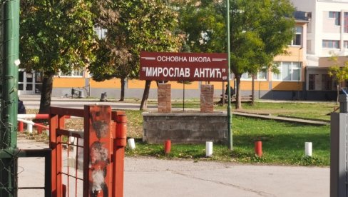 ВРЕЂАО ГА И ГАЂАО ФЛАШОМ: Нови детаљи инцидента у Нишу, директор школе нападнут због - проблема са паркирањем ВРЕЂАО ГА И ГАЂАО ФЛАШОМ: Нови детаљи инцидента у Нишу, директор школе нападнут због - проблема са паркирањем