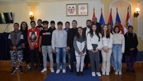 UZ ZNANJE I GARDEROBA: Kikinđani pomažu Romima koji odlučuju da nastave školovanje (FOTO) UZ ZNANJE I GARDEROBA: Kikinđani pomažu Romima koji odlučuju da nastave školovanje (FOTO)