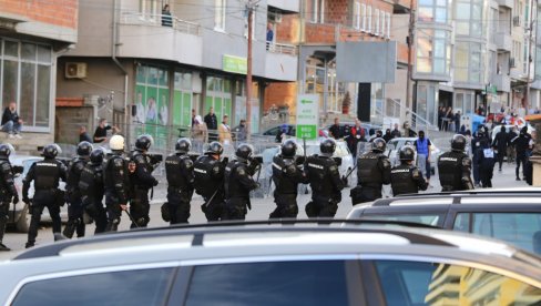 IMA POVREĐENIH! Huligani napali policiju na početku meča Novi Pazar - Partizan, pomoć ukazivana najmanje jednom policajcu! (VIDEO) IMA POVREĐENIH! Huligani napali policiju na početku meča Novi Pazar - Partizan, pomoć ukazivana najmanje jednom policajcu! (VIDEO)