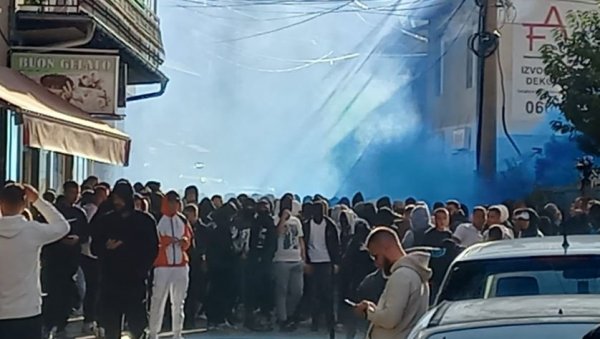 ШТА ПАУЧИНАЦ РАДИ НА НЕРЕДИМА У НОВОМ ПАЗАРУ? Активисти НВО се прво боре против литијума, а сада праве хаос на спортским дешавањима (ФОТО) ШТА ПАУЧИНАЦ РАДИ НА НЕРЕДИМА У НОВОМ ПАЗАРУ? Активисти НВО се прво боре против литијума, а сада праве хаос на спортским дешавањима (ФОТО)