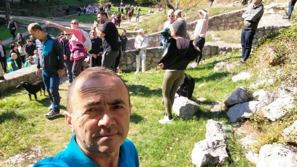 ХИРУРЗИ И ФОЛКЛОРАШИ ПОД ПЕТРУСОМ: Динамичан викенд у кањону Црнице (ФОТО) ХИРУРЗИ И ФОЛКЛОРАШИ ПОД ПЕТРУСОМ: Динамичан викенд у кањону Црнице (ФОТО)