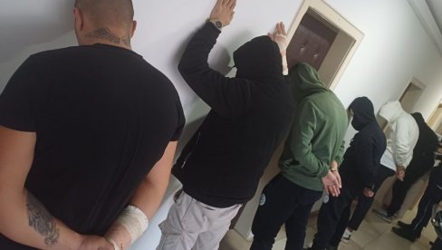 POLICIJA OBJAVILA SLIKE HAPŠENJA HULIGANA IZ NOVOG PAZARA: Pogledajte šta su sve pronašli kod njih (FOTO) POLICIJA OBJAVILA SLIKE HAPŠENJA HULIGANA IZ NOVOG PAZARA: Pogledajte šta su sve pronašli kod njih (FOTO)