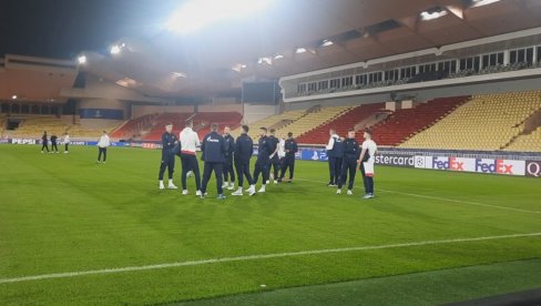 ŠPIJUNI OSTALI PRAZNIH ŠAKA: Fudbaleri Crvene zvezde izašli na teren i iznenadili Monako (VIDEO) ŠPIJUNI OSTALI PRAZNIH ŠAKA: Fudbaleri Crvene zvezde izašli na teren i iznenadili Monako (VIDEO)