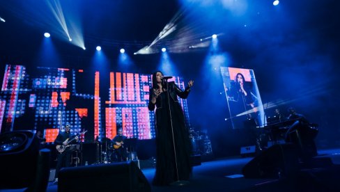 ČEŽNJA JE UČINILA SVOJE: Kaliopi u prepunoj Areni u Skoplju odalla čast svom bivšem suprugu, a on joj se pridružio na bini (FOTO) ČEŽNJA JE UČINILA SVOJE: Kaliopi u prepunoj Areni u Skoplju odalla čast svom bivšem suprugu, a on joj se pridružio na bini (FOTO)