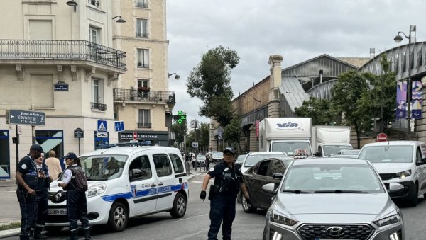 БАЦИЛА СВОЈУ БЕБУ КРОЗ ПРОЗОР: У Паризу ухапшена Американка БАЦИЛА СВОЈУ БЕБУ КРОЗ ПРОЗОР: У Паризу ухапшена Американка