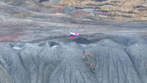 RUSKE I SEVERNOKOREJSKE ZASTAVE JEDNA PORED DRUGE U POKROVSKU: Seul preduzima kontramere (FOTO) RUSKE I SEVERNOKOREJSKE ZASTAVE JEDNA PORED DRUGE U POKROVSKU: Seul preduzima kontramere (FOTO)