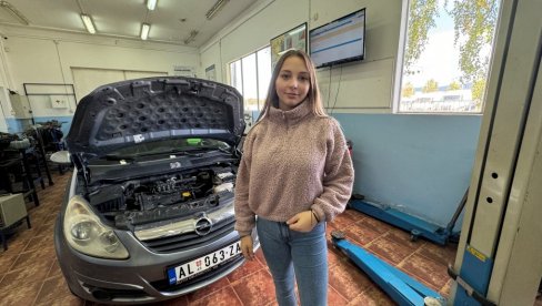 FASCINIRANA BRZINOM U PIT-STOPU: Zbog ljubavi prema automobilima Petra Vulić iz Niša upisala elektrotehničku školu FASCINIRANA BRZINOM U PIT-STOPU: Zbog ljubavi prema automobilima Petra Vulić iz Niša upisala elektrotehničku školu